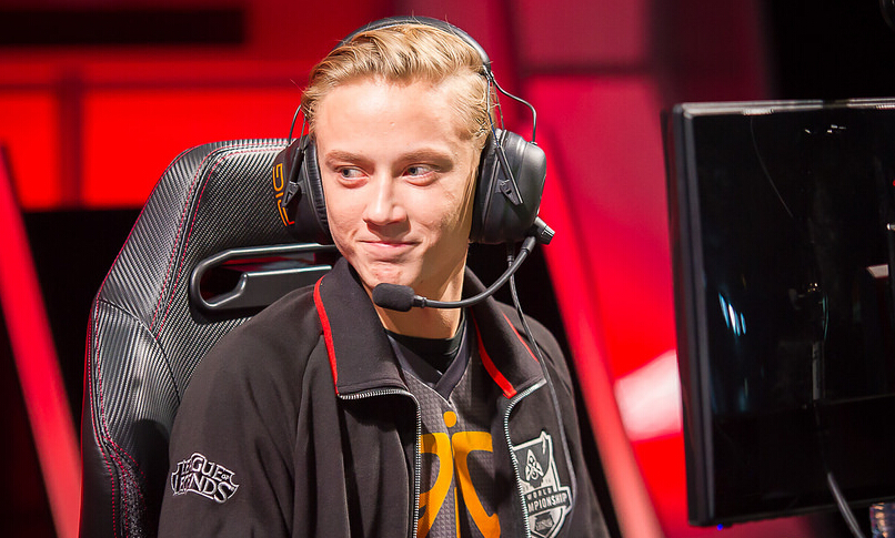 EG血洗FNC，Deft操刀奇招英雄翻盘强强对话全球总决赛，成为赛场最大亮点