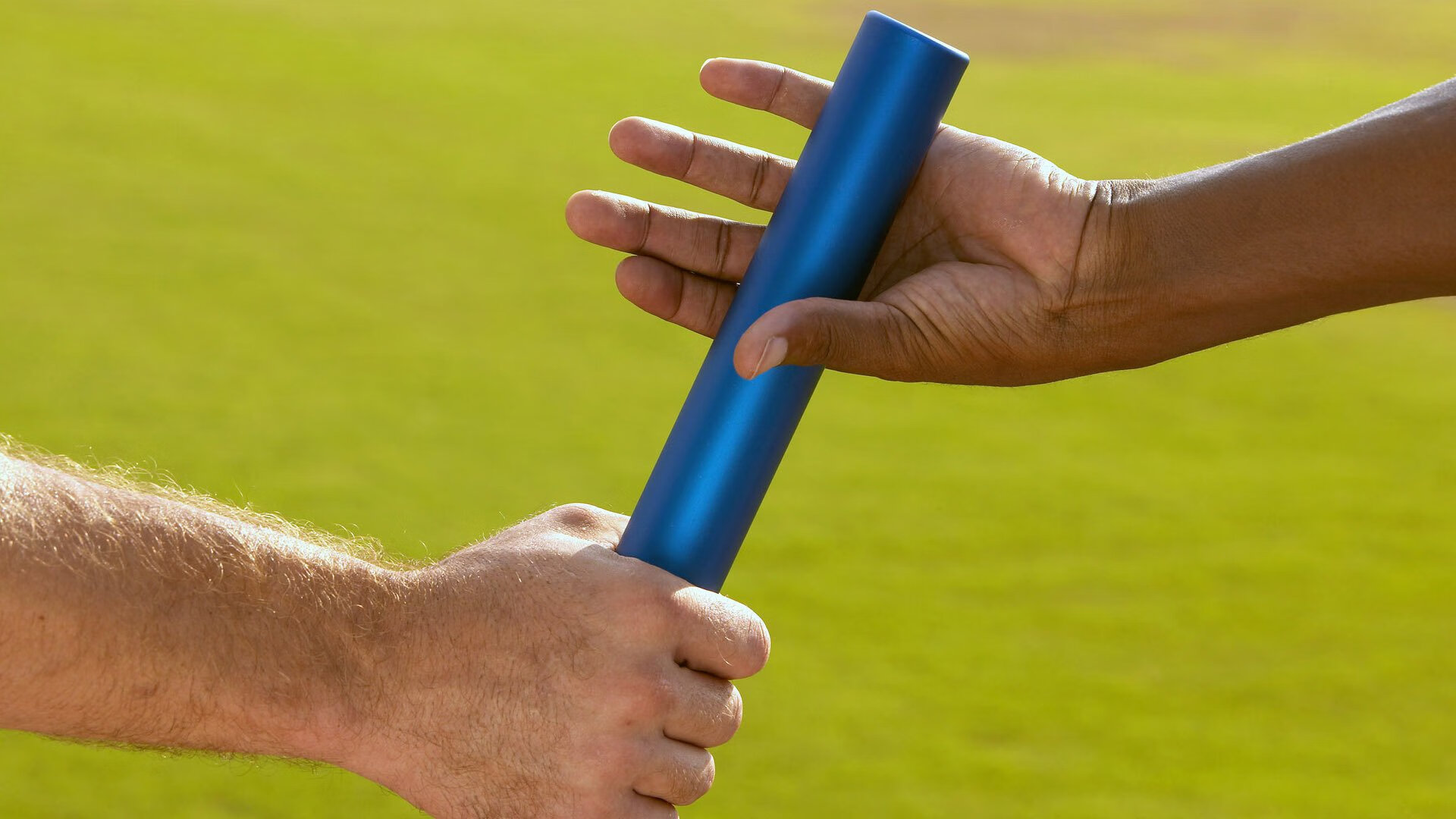 足球新王登基!勒沃库森踩碎西班牙王朝,厄德高在F1赛道演绎中场引擎